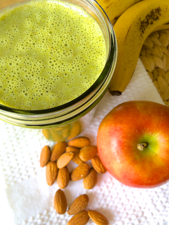 Deliciously Satisfying Winter Green Smoothie | RachaelRoehmholdt.com