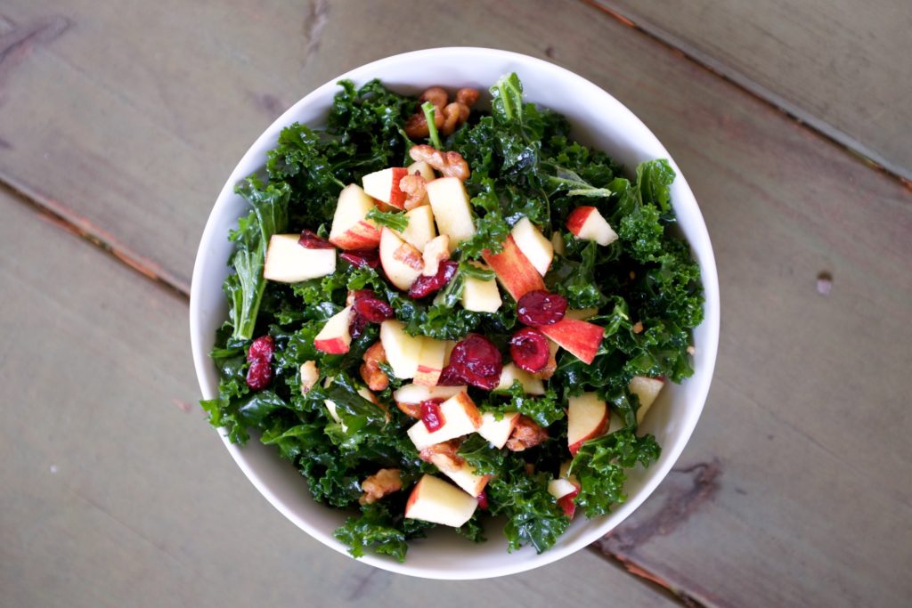 Here's an easy lunch idea! 10-minute kale salad with apples, toasted walnuts, and dried cranberries. So easy and filling! Click through for the recipe.