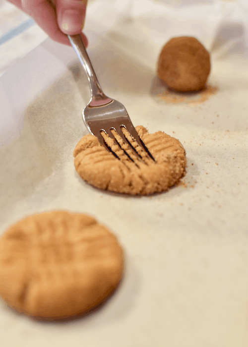 Gluten-free Peanut Butter Cookies: press the "x" into the balls